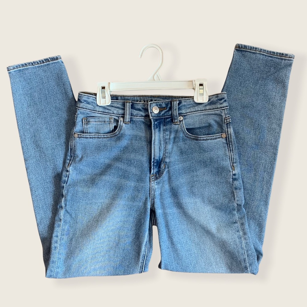 American Eagle High Rise Medium Wash Mom Jeans